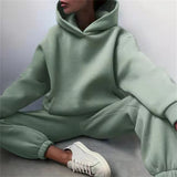 Detalhes do conjunto feminino oversized em tecido macio e confortável